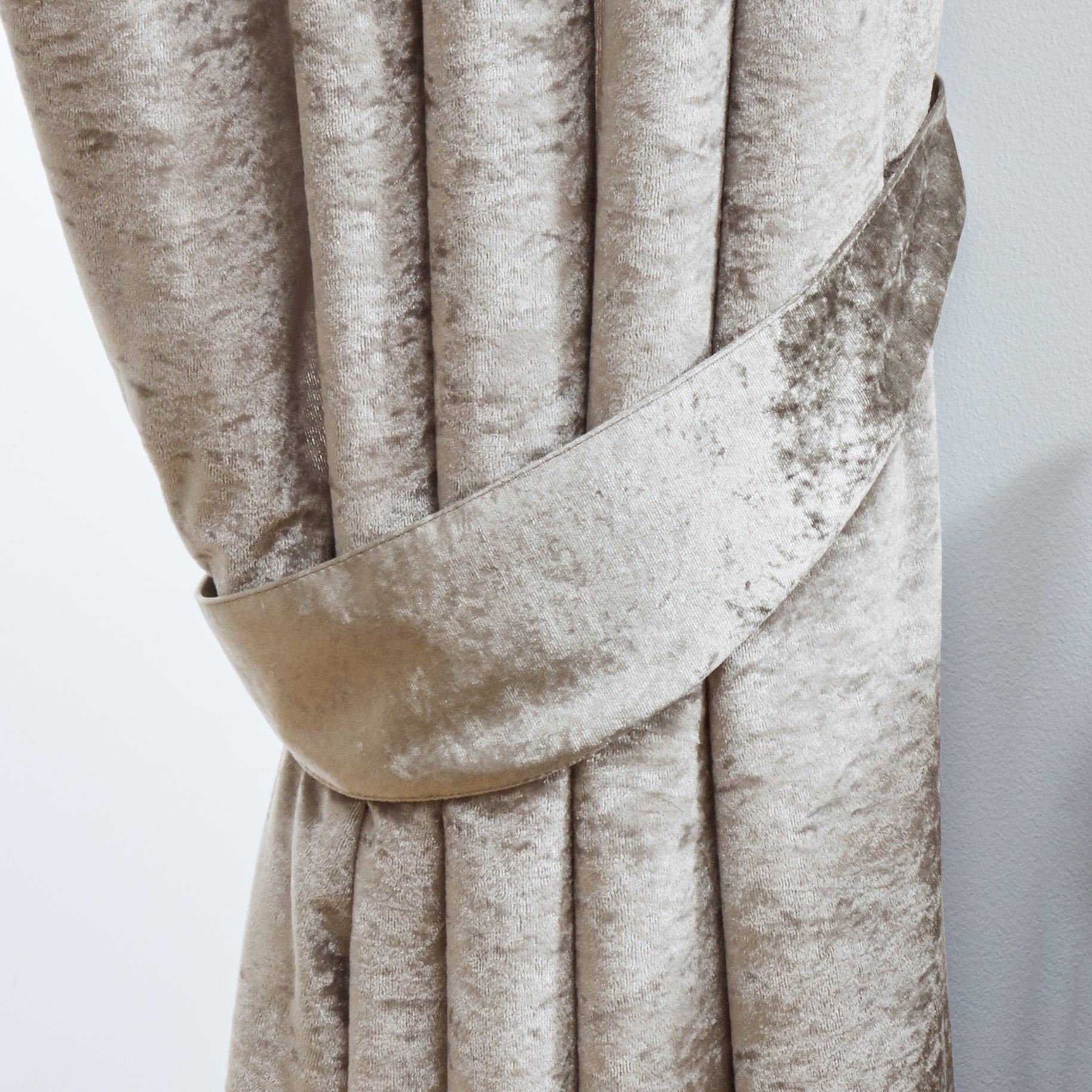 Crushed Velvet Fully Lined Ready Made Eyelet Curtains (Cream)