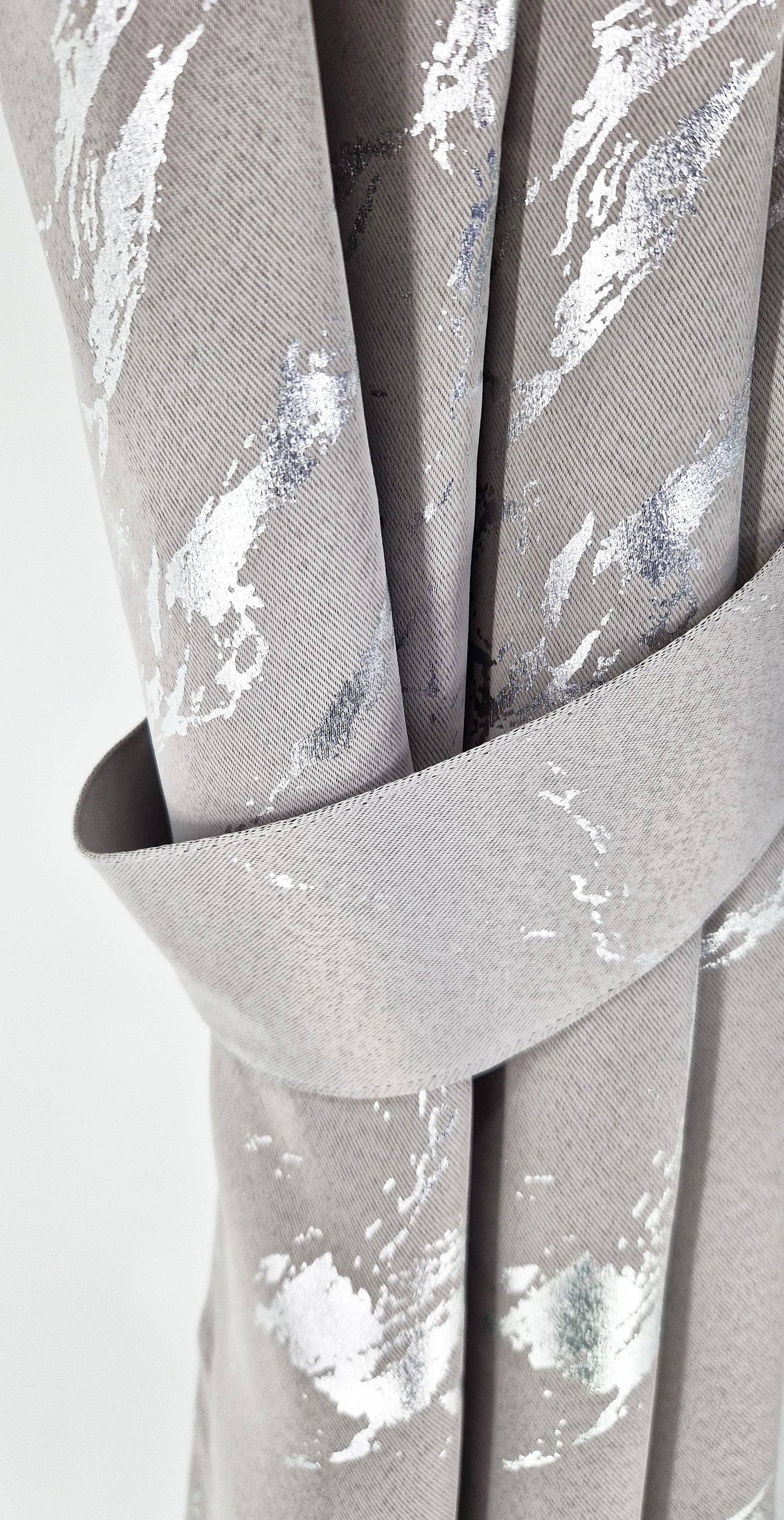 Elyse Silver Thermal Blackout Pencil Pleat Curtains With Silver Foil (Silver/Silver)