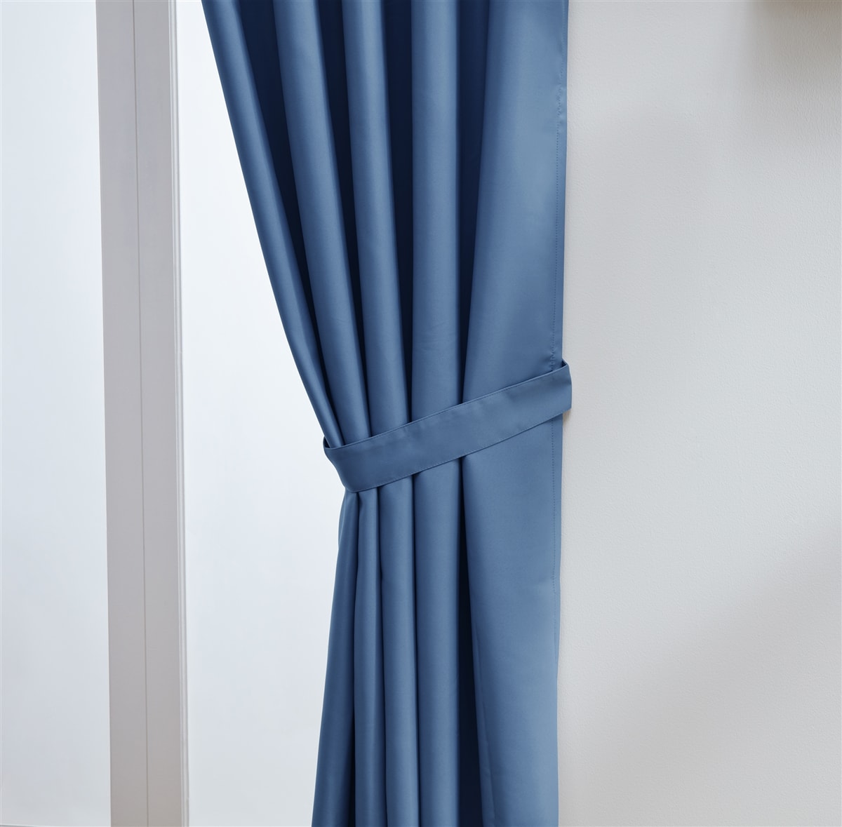 Thermal Blackout Ready Made Eyelet Curtains + Tie Backs (Blue)