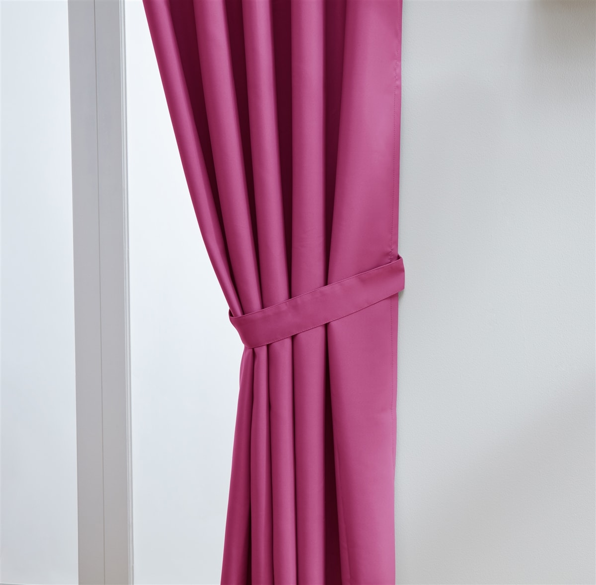 Thermal Blackout Ready Made Eyelet Curtains + Tie Backs (Fuchsia)