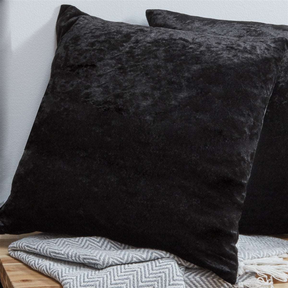 Crushed Velvet Fully Lined Ready Made Eyelet Curtains (Black)