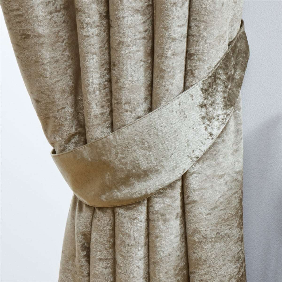 Crushed Velvet Fully Lined Ready Made Eyelet Curtains (Cream)