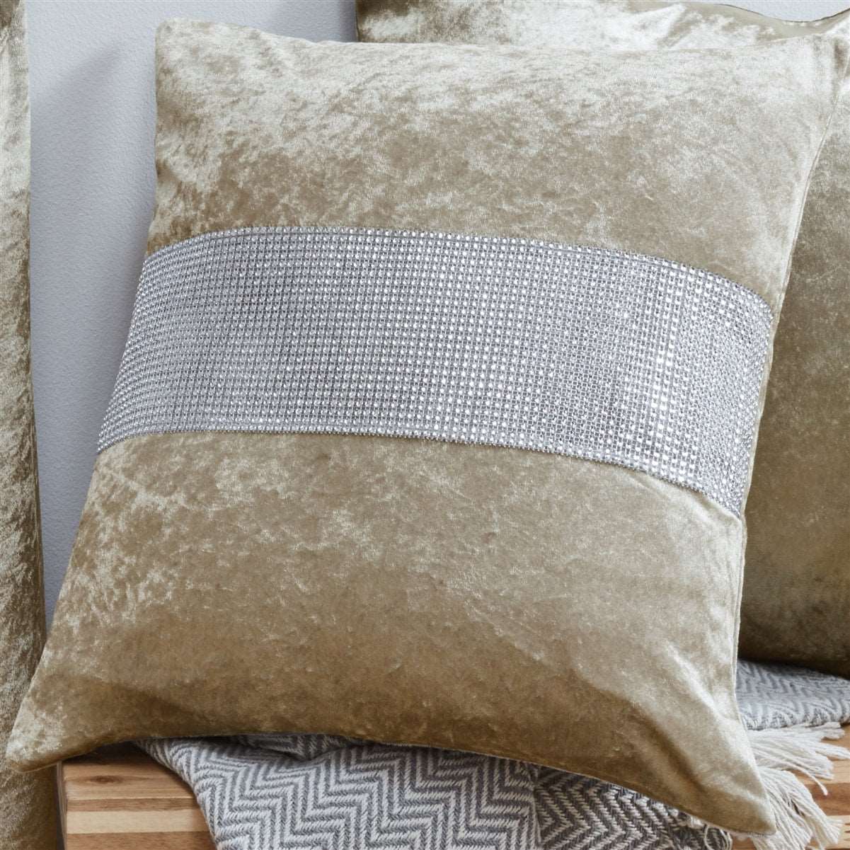Crushed Velvet Fully Lined Ready Made Eyelet Curtains (Cream)