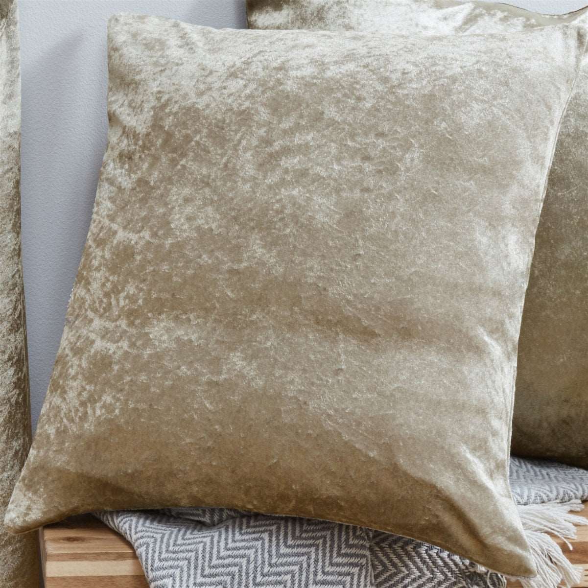 Crushed Velvet Fully Lined Ready Made Eyelet Curtains (Cream)