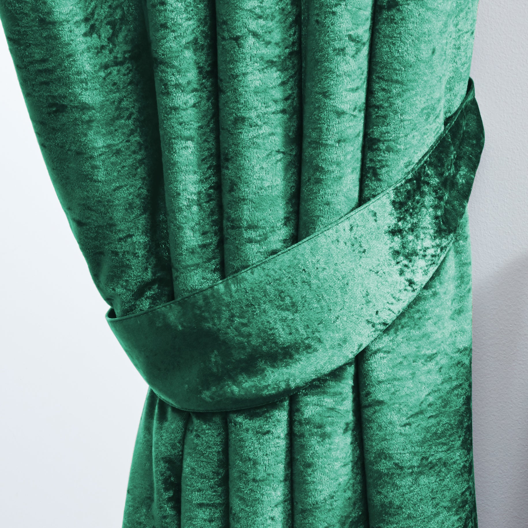 Crushed Velvet Fully Lined Ready Made Eyelet Curtains (Emerald Green)