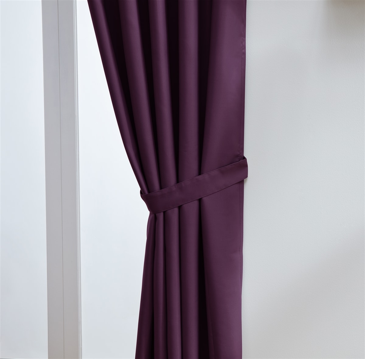 Thermal Blackout Ready Made Eyelet Curtains + Tie Backs (Aubergine)