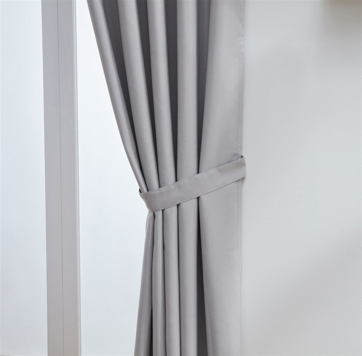 Thermal Blackout Ready Made Eyelet Curtains + Tie Backs (Silver)